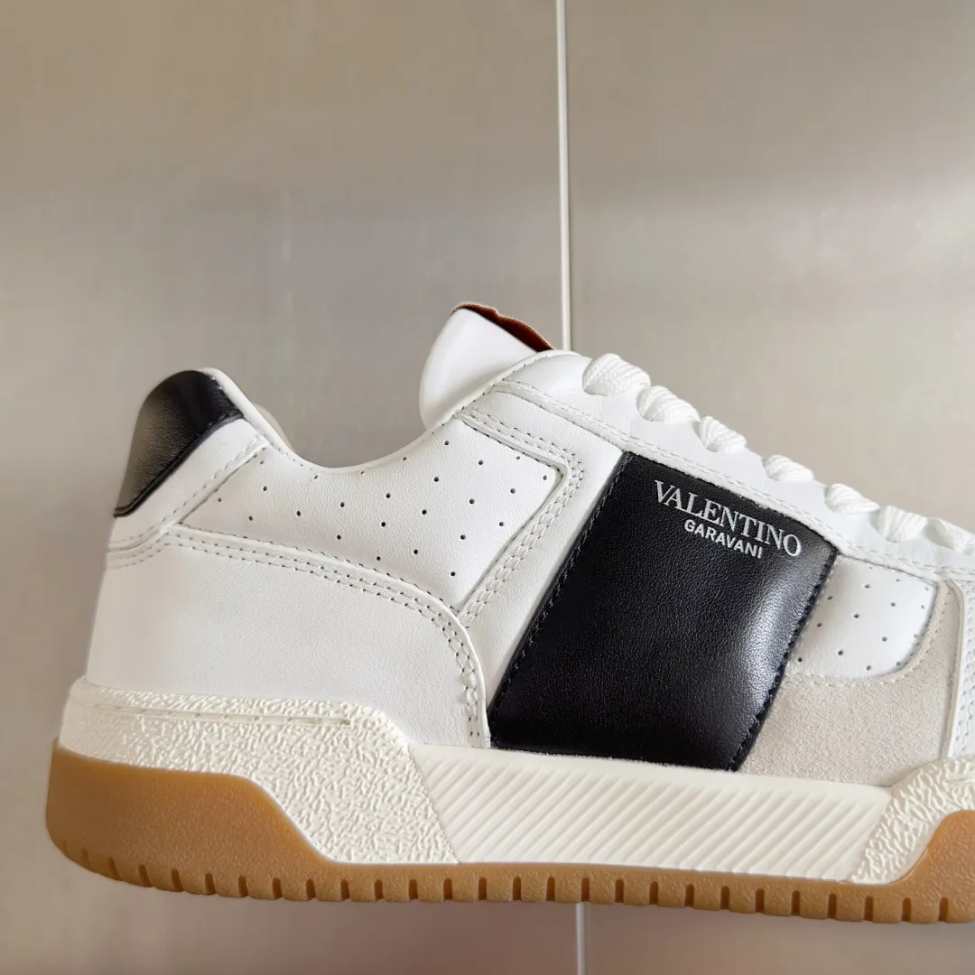 [Valentino] P: 800💰 Couple model, size: ▪️Size: Women's model 35-40 / Men's model 39-44 (45 customized) Valentino Valentino Couple model Joie de Jouer series Velcro Thick sole Bread shoes Couple model Casual sports shoes White shoes Original purchase and development Production Joie de Jouer series The style is simple but not out of style. The pure white base is paired with fresh green and soft beige, and the unique Velcro design highlights your personality. Every detail tells the fashion and quality. Wear it, take a confident step, and start the fashion journey. Exquisite packaging at the delivery counter🛍📦 ▪️Fabrics: Original custom imported first-layer cowhide ▪️Inner lining: Original custom-made soft sheepskin lining ▪️Outsole: Original open-molded anti-slip TPU material ▪️Sole thickness: 3.5CM